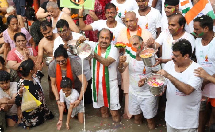 हरिद्वार में 116वां मुल्तान जोत महोत्सव : मां गंगा के साथ खेली गई अनोखी 'दूध की होली', दिल्ली से श्रद्धालुओं संग पहुंचे पूर्व विधायक डॉ. महेंद्र नागपाल