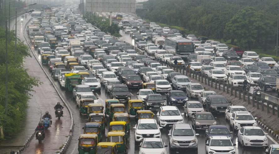 दिल्ली में भारी बारिश से कई इलाके जलमग्न, सड़कों पर रेंगते नजर आए वाहन