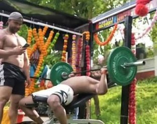 गुरुग्राम सीमा पर दिखीं अनूठी कांवड़ें, 5.5 करोड़ की सुपरकार से लेकर 'जिम कांवड़' बनीं आकर्षण का केंद्र
