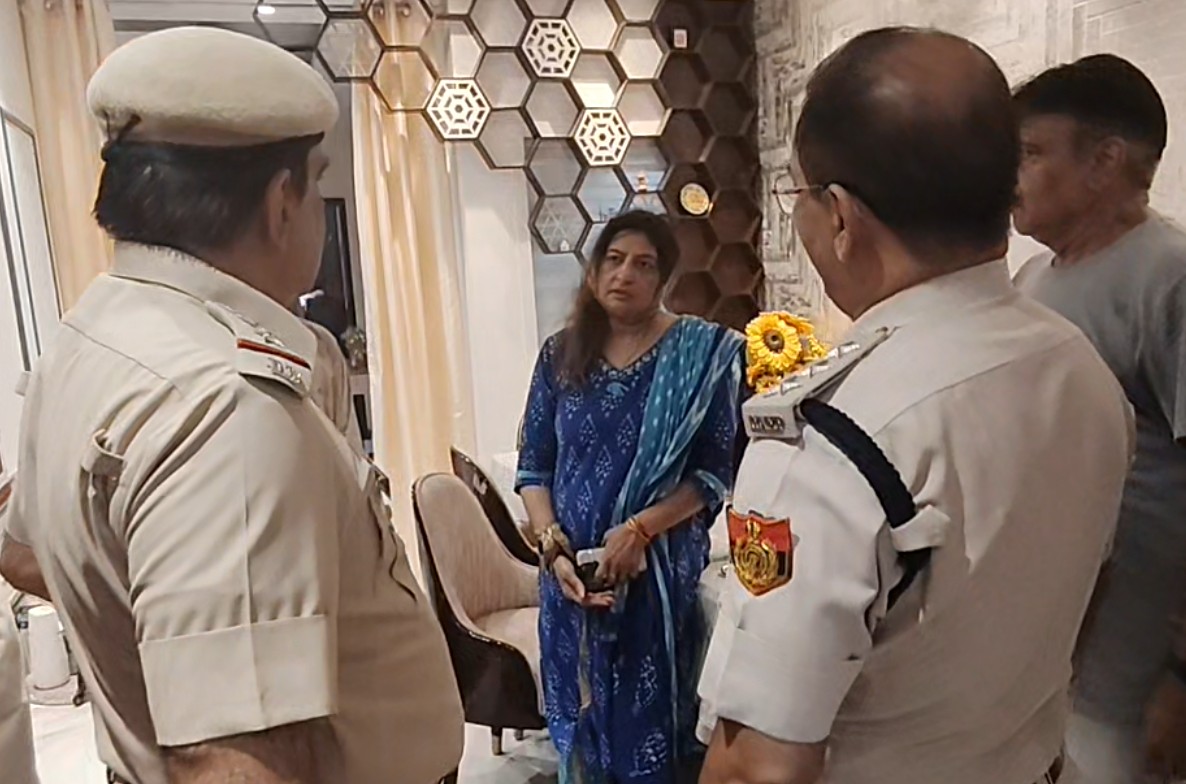 उत्तर पश्चिम दिल्ली के अशोक विहार में दिन-दहाड़े बड़ी वारदात: डिलीवरी बॉय बनकर घर में घुसे 4 बदमाश, महिला के मुंह पर टेप बांधकर चाकू की नोक पर की लूट