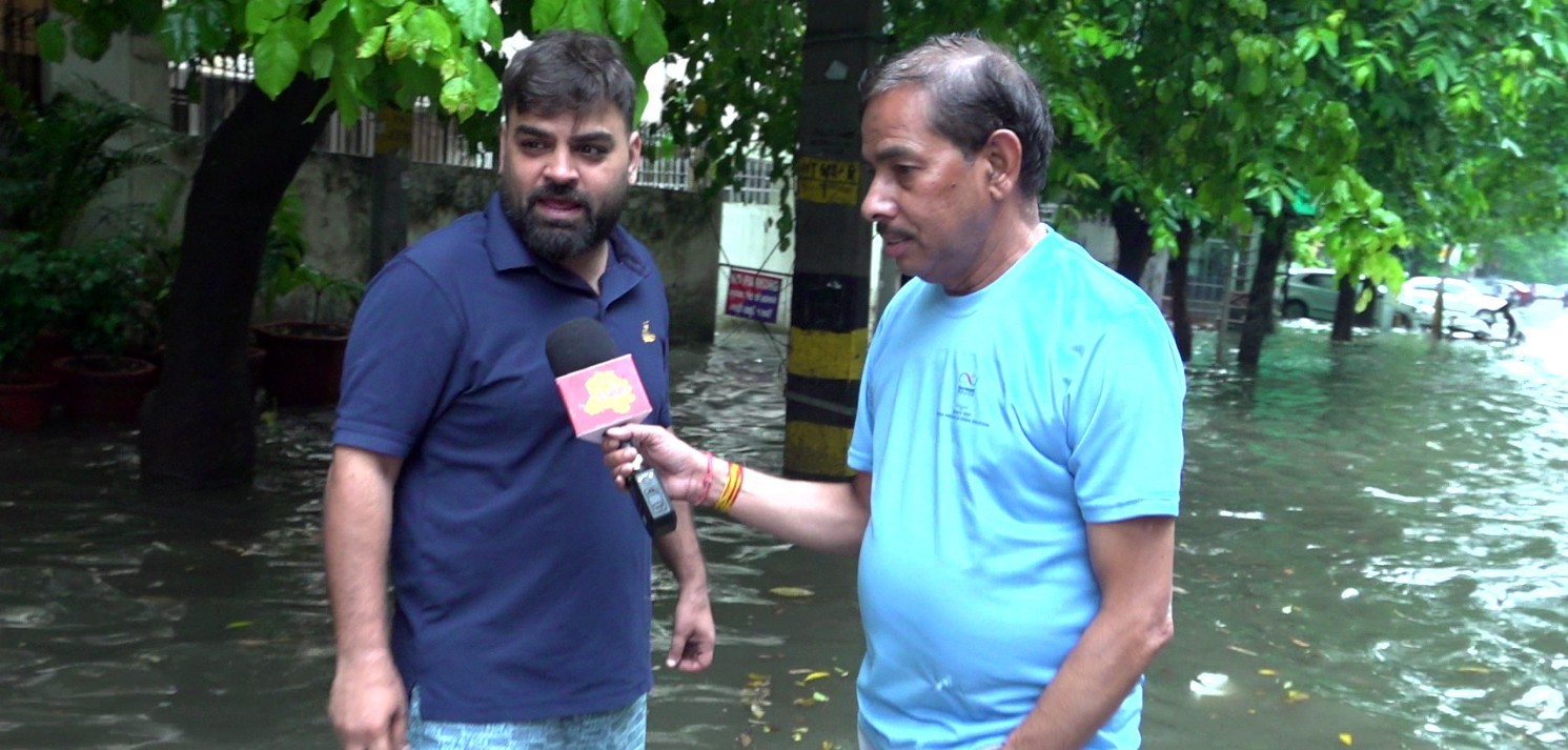 दिल्ली में पहली बारिश ने खोला दावों का पोल: वज़ीरपुर में घुटनों तक जलभराव, अब बारिश के पानी के साथ बस्तियों में निकल रहे अजगर और सांप!