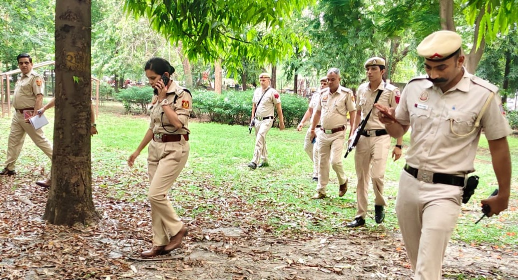 NW Delhi | अशोक विहार के DDA पार्क में युवक की चाकू गोदकर हत्या, युवती की हालत नाजुक , जांच में जुटी पुलिस