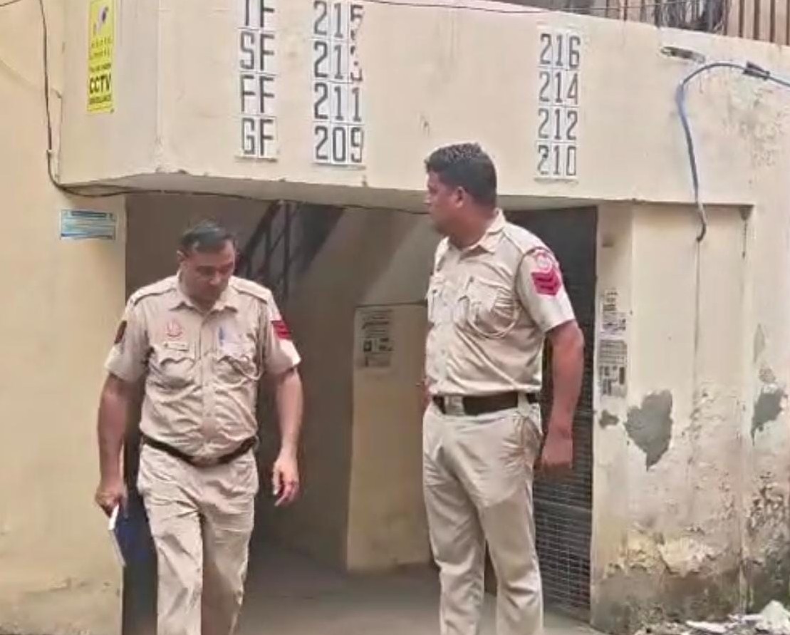 नरेला में सनसनी: बंद फ्लैट के अंदर मिले दिल्ली पुलिस के हेड कांस्टेबल और उनकी पत्नी के संदिग्ध शव