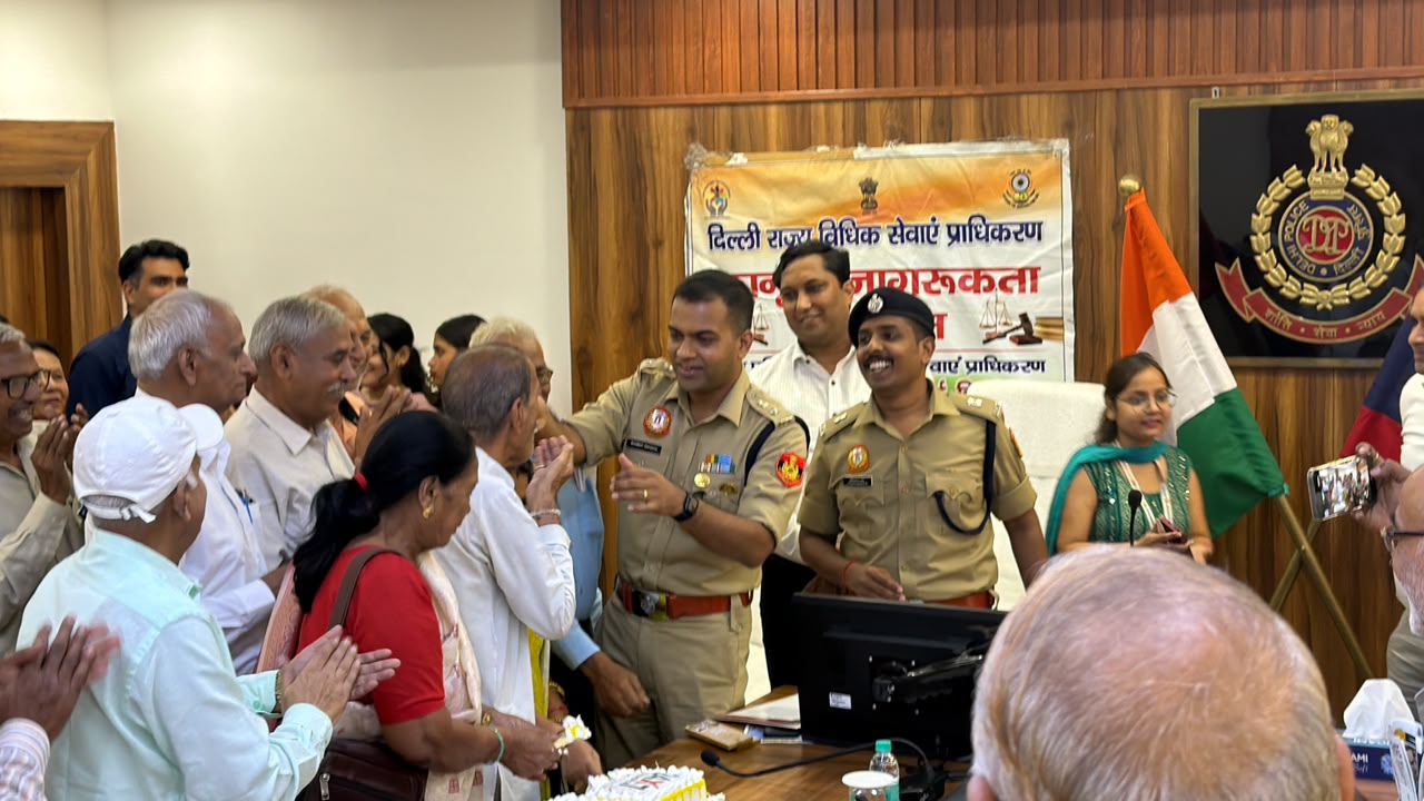 संस्कारों और सम्मान से संवरती सुरक्षा: आउटर नॉर्थ पुलिस ने बुजुर्गों का बढ़ाया मान