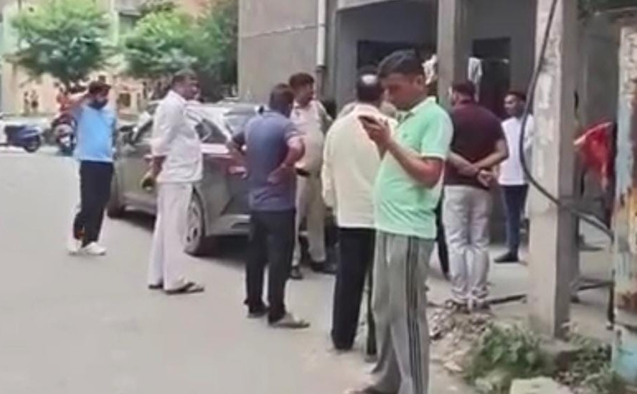 दिल्ली पुलिस के हेड कांस्टेबल और उनकी पत्नी के शव संदिग्ध परिस्थितियों में बरामद