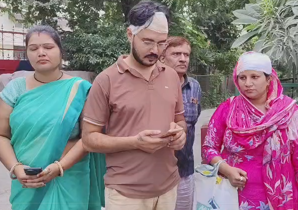 दिल्ली: कंझावला के कुतुबगढ़ में ज्वेलर की दुकान पर लाठी-डंडों से हमला, तोड़फोड़ और मारपीट का वीडियो CCTV में कैद