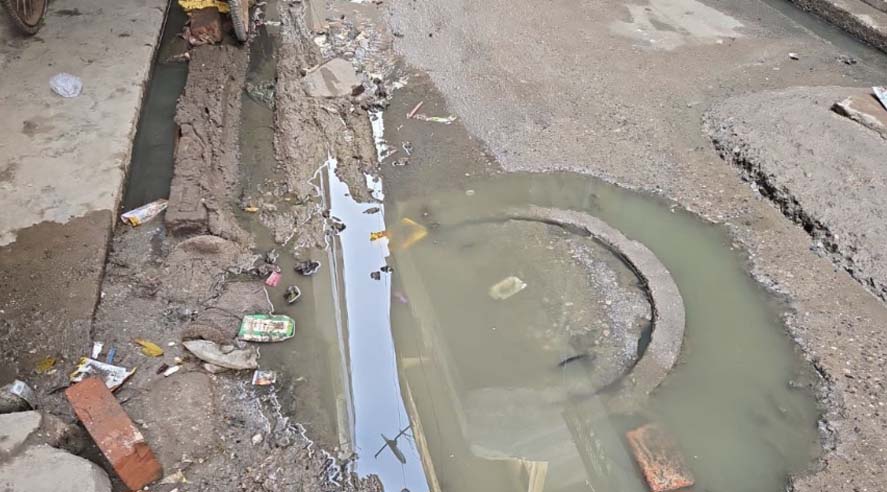 ग्रेटर नोएडा और नोएडा में जर्जर नाले बने मुसीबत, जलजमाव और सीवर ओवरफ्लो से लोग परेशान
