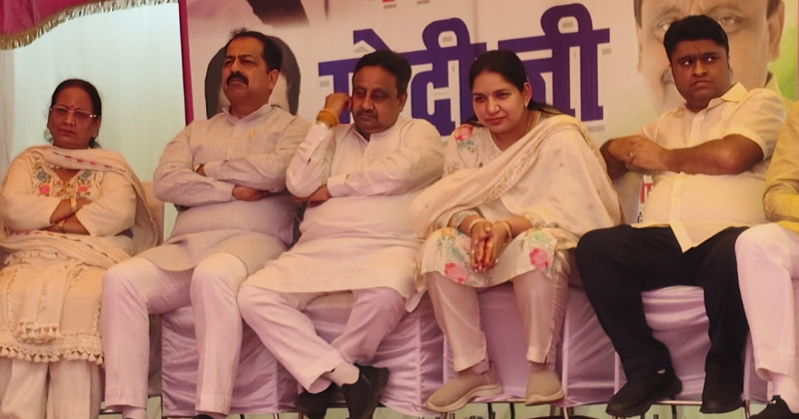Wazirpur | मन की बात' के मंच पर साथ आए विरोधी नेता ! जिन्हें एक-दूसरे को देखना तक पसंद नहीं, वे भी दिखे साथ
