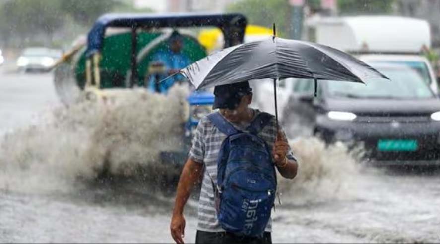 नोएडा में भारी बारिश से कई सेक्टरों में जलभराव, बिजली गुल और लिफ्ट सेवाएं ठप