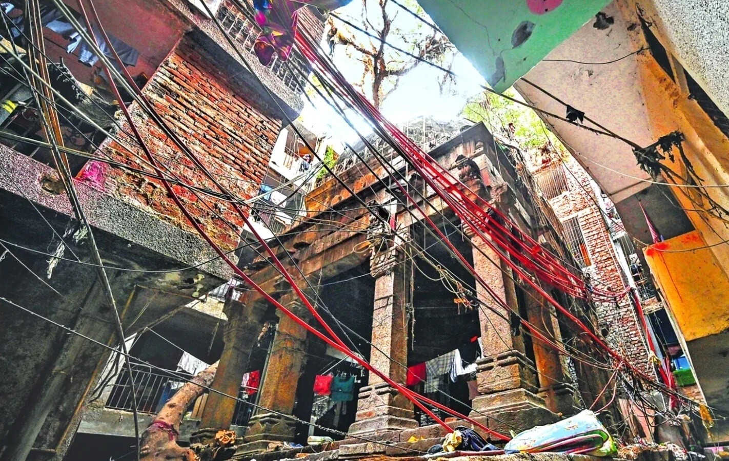 दक्षिण दिल्ली के ज़मरूदपुर में बदहाली के शिकार 15वीं सदी के लोधीकालीन गुंबद, कब्जे और कचरे से घिरा इतिहास