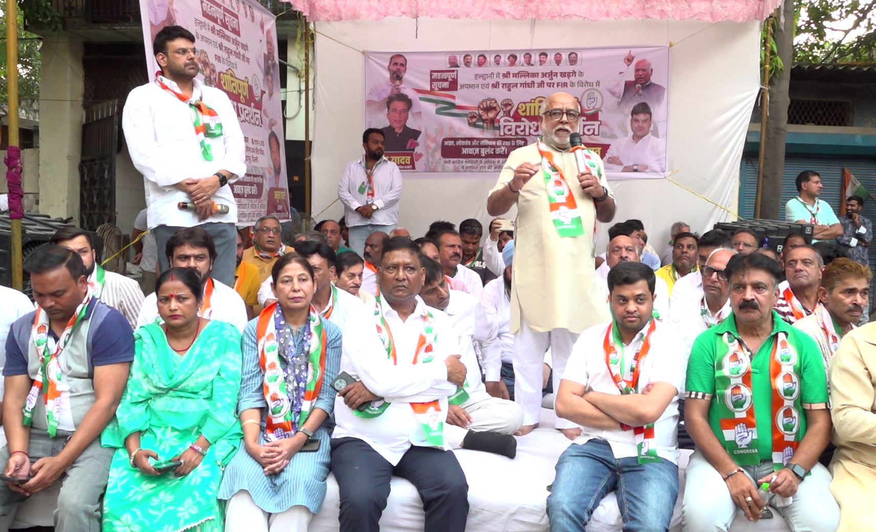 आदर्श नगर में कांग्रेस का जोरदार प्रदर्शन: 'दलित सम्मान' और राहुल गांधी पर FIR के विरोध में भाजपा पर साधा निशाना